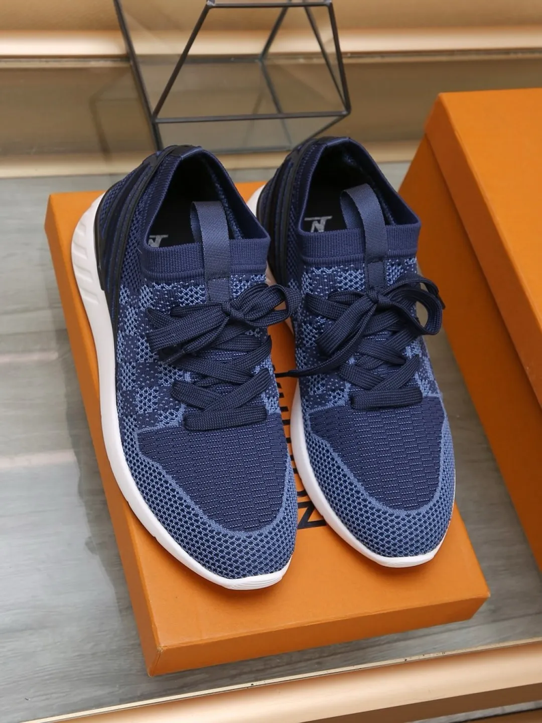 Men's shoes 💰P420💰"LOUI* VUITTO*" latest popular men's casual shoes ✔️This model is made of the original breathable fly woven fabric. The real thing is super shiny⚡️ Fashionable and versatile. The toe last shape is firm and full. The soles are LV original molds and can be put in and out at will. It is light and comfortable for the foot~Purely handmade, details determine the quality! Size:38-44
